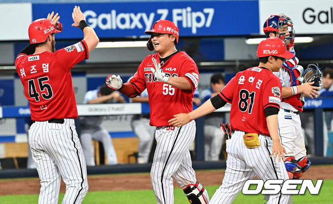 [OSEN=대구, 이석우 기자] 13일 대구삼성라이온즈파크에서 2025 신한 SOL 뱅크 KBO 리그 삼성 라이온즈와 KIA 타이거즈의 경기가 열렸다. 홈팀 삼성은 후라도가, 방문팀 KIA는 올러가 선발 출전했다. KIA 타이거즈 한준수가 8회초 2사 만루 우월 만루 홈런을 치고 하이파이브를 하고 있다. 2025.08.13 / foto0307@osen.co.kr
