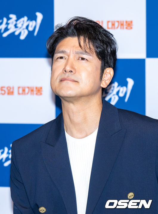 [OSEN=박준형 기자] 16일 서울 코엑스 메가박스에서 영화 ‘바다호랑이’ 언론시사회가 진행됐다.정윤철 감독이 연출한 '바다호랑이'는 세월호 잠수사 경수(이지훈 분)가 고통을 극복하고 가족의 품으로 돌아가는 여정을 그린다. 세월호 참사 당시 실종자 수색에 투입된 고(故) 김관홍 잠수사의 실화를 바탕으로 한 김탁환의 소설 '거짓말이다'가 원작이다.배우 이지훈이 질문을 듣고 있다   2025.06.16  / soul1014@osen.co.kr