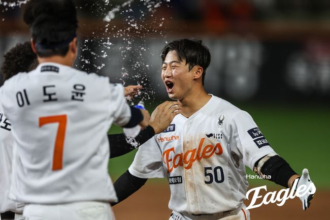 한화 이원석이 14일 대전 롯데전 연장 11회 2사 만루에서 끝내기 밀어내기 볼넷으로 승리를 이끈 뒤 환호하고 있다. /한화 이글스 제공