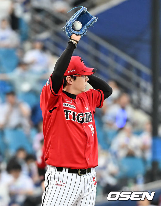 [OSEN=대구, 이석우 기자] 14일 대구삼성라이온즈파크에서 2025 신한 SOL 뱅크 KBO 리그 삼성 라이온즈와 KIA 타이거즈의 경기가 열렸다. 홈팀 삼성은 원태인이, 방문팀 KIA는 양현종이 선발 출전했다. KIA 타이거즈 양현종이 2회말 삼성 라이온즈 디아즈의 타구를 잡은 김호령에게 감사 인사를 하고 있다. 2025.08.14 / foto0307@osen.co.kr