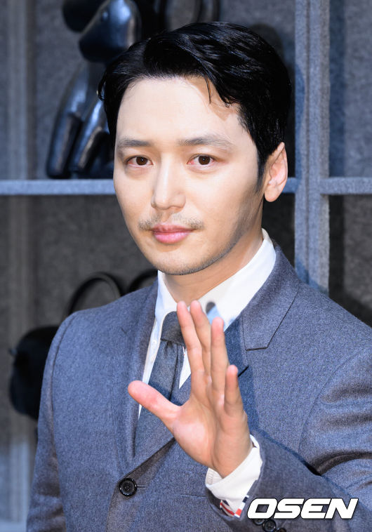 [OSEN=이대선 기자] 26일 오후 서울 성수동 팝업스토어에서 하이엔드 브랜드의 팝업스토어 오픈 행사가 열렸다.배우 변요한이 포토타임을 가지고 있다. 2024.09.26 /sunday@osen.co.kr