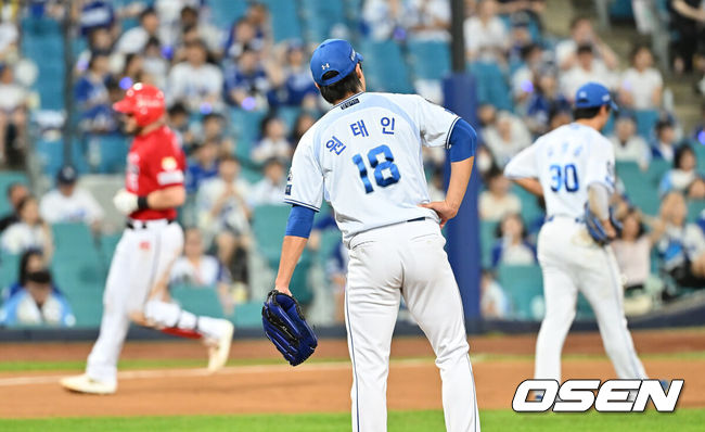 [OSEN=대구, 이석우 기자] 14일 대구삼성라이온즈파크에서 2025 신한 SOL 뱅크 KBO 리그 삼성 라이온즈와 KIA 타이거즈의 경기가 열렸다. 홈팀 삼성은 원태인이, 방문팀 KIA는 양현종이 선발 출전했다. 삼성 라이온즈 원태인이 6회초 무사 만루 KIA 타이거즈 위즈덤에게 우중간 만루 홈런을 맞고 아쉬워하고 있다. 2025.08.14 / foto0307@osen.co.kr