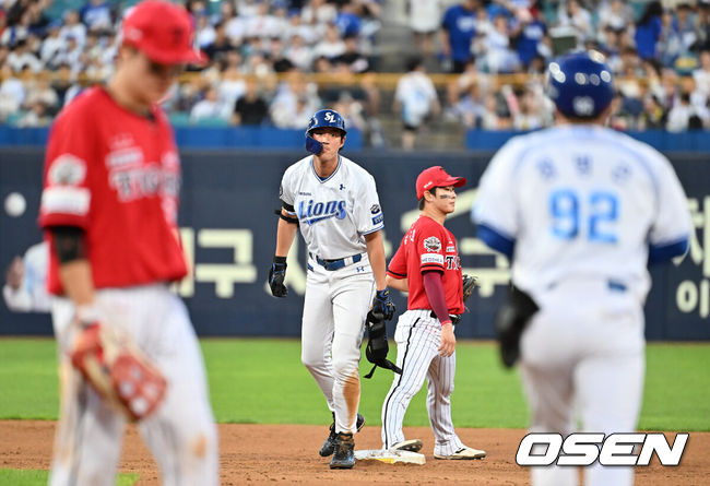 [OSEN=대구, 이석우 기자] 14일 대구삼성라이온즈파크에서 2025 신한 SOL 뱅크 KBO 리그 삼성 라이온즈와 KIA 타이거즈의 경기가 열렸다. 홈팀 삼성은 원태인이, 방문팀 KIA는 양현종이 선발 출전했다. 삼성 라이온즈 구자욱이 3회말 우익수 오른쪽 2루타를 치고 득점 찬스를 만들고 있다. 2025.08.14 / foto0307@osen.co.kr