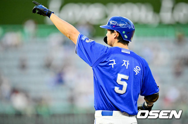 [OSEN=문학, 박준형 기자] 7일 오후 인천 문학 SSG랜더스필드에서 ‘2025 신한 SOL BANK KBO리그’ SSG 랜더스와 삼성 라이온즈의 경기가 진행됐다.이날 SSG은 김광현을, 삼성은 후라도를 선발투수로 내세웠다.4회초 2사 만루 삼성 구자욱이 2타점 적시타를 날리고 있다.  2025.08.07 / soul1014@osen.co.kr