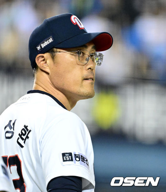[OSEN=잠실, 최규한 기자] 14일 서울 잠실야구장에서 ‘2025 신한 SOL Bank KBO리그’ 두산 베어스와 NC 다이노스의 경기가 열렸다.이날 경기는 홈팀 두산이 접전 끝에 6-5 역전승을 거뒀다.경기를 마치고 승리한 두산 조성환 감독대행이 선수들을 맞이하고 있다. 2025.08.14 / dreamer@osen.co.kr