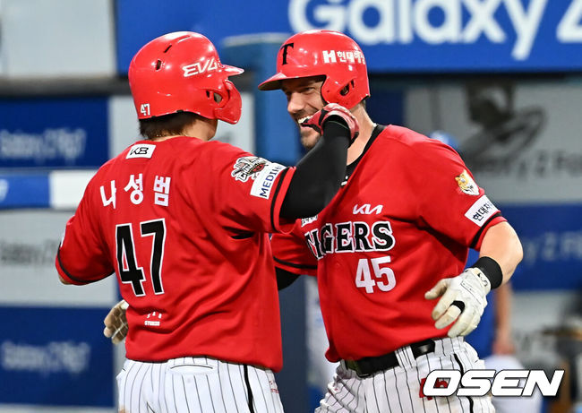 [OSEN=대구, 이석우 기자] 14일 대구삼성라이온즈파크에서 2025 신한 SOL 뱅크 KBO 리그 삼성 라이온즈와 KIA 타이거즈의 경기가 열렸다. 홈팀 삼성은 원태인이, 방문팀 KIA는 양현종이 선발 출전했다. KIA 타이거즈 위즈덤이 6회초 무사 만루 우중간 만루 홈런을 치고 나성범과 하이파이브를 하고 있다. 2025.08.14 / foto0307@osen.co.kr