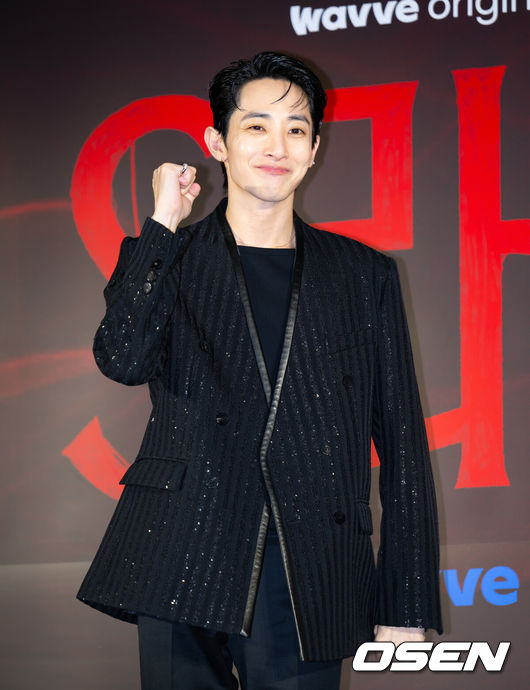 [OSEN=김성락 기자] 7일 오후 서울 용산구 한강대로 CGV 용산아이파크몰에서 영화 웨이브 오리지널 ‘S라인’ 언론시사회 및 제작발표회가 열렸다. 드라마 ‘S라인’은 성적 관계를 맺은 사람들 사이에 연결된 붉은 선, 일명 S라인이 보이기 시작하면서 감춰졌던 진실과 금지된 욕망이 드러나는 판타지 스릴러다.배우 이수혁이 행사장으로 입장하고 있다. 2025.07.07 / ksl0919@osen.co.kr