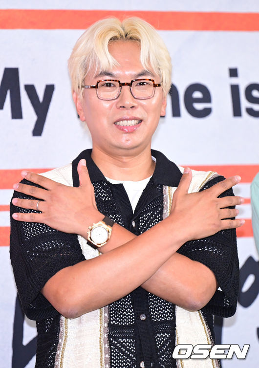 [OSEN=최규한 기자] 20일 오후 서울 상암 스탠포드 호텔에서 JTBC 새 예능 프로그램 'My name is 가브리엘' 제작발표회가 열렸다.'My name is 가브리엘(마이 네임 이즈 가브리엘)'은 아무도 나를 모르는 곳에서 세계 80억 인구 중 한 명의 이름으로 72시간 동안 '실제 그 사람의 삶'을 살아가는 관찰 리얼리티 예능이다.제작사 테오(TEO) 설립 후 다양한 프로젝트를 선보이고 있는 김태호 PD와 '놀라운 토요일', '혜미리예채파' 등을 연출한 이태경 PD가 의기투합해 선보이는 프로그램으로 박명수, 염혜란, 홍진경, 지창욱, 박보검, 가비, 덱스가 라인업으로 확정돼 기대를 더하고 있다. 김태호 PD가 포토타임을 하고 있다. 2024.06.20 / dreamer@osen.co.kr