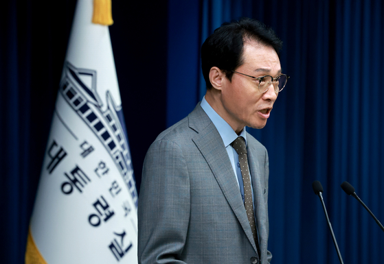 이규연 대통령실 홍보소통수석이 14일 서울 용산 대통령실 청사에서 이날 이재명 대통령 주재로 열린 수석·보좌관 회의 관련 브리핑을 하고 있다. 연합뉴스