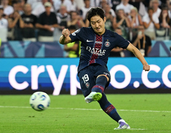 0-2로 패색이 짙던 후반 40분 만회골을 넣은 이강인은 승부차기에서도 네 번째 키커로 나서 골을 성공시켰다. [로이터=연합뉴스]