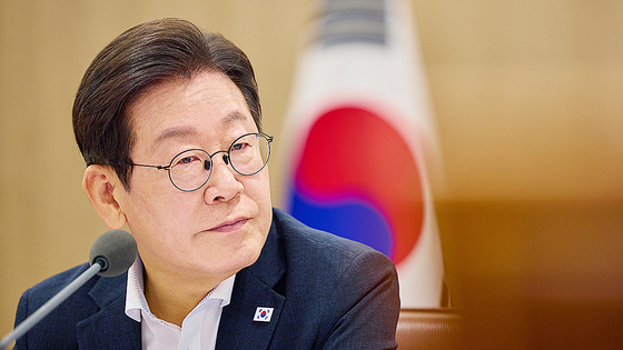  이재명 대통령이 지난 13일 서울 용산 대통령실 청사에서 열린 나라재정 절약 간담회에서 발언을 경청하고 있다. 뉴스1