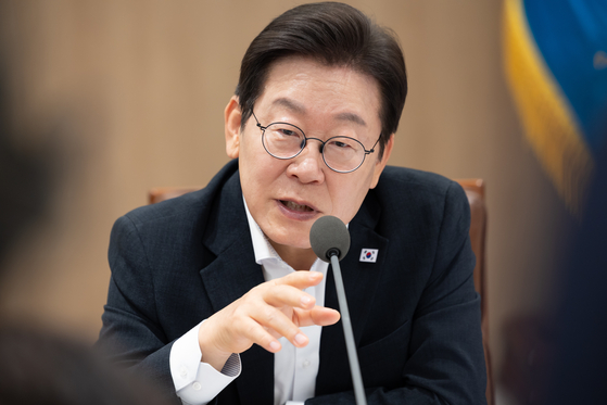 이재명 대통령이 13일 서울 용산 대통령실 청사에서 열린 나라재정 절약 간담회에서 발언을 하고 있다. 뉴스1