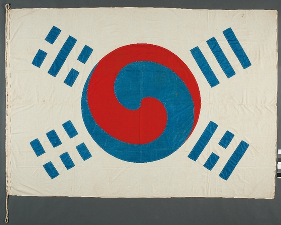 고종의 외교고문 미국인 데니가 본국으로 돌아갈 때 가져간 태극기. 국립중앙박물관