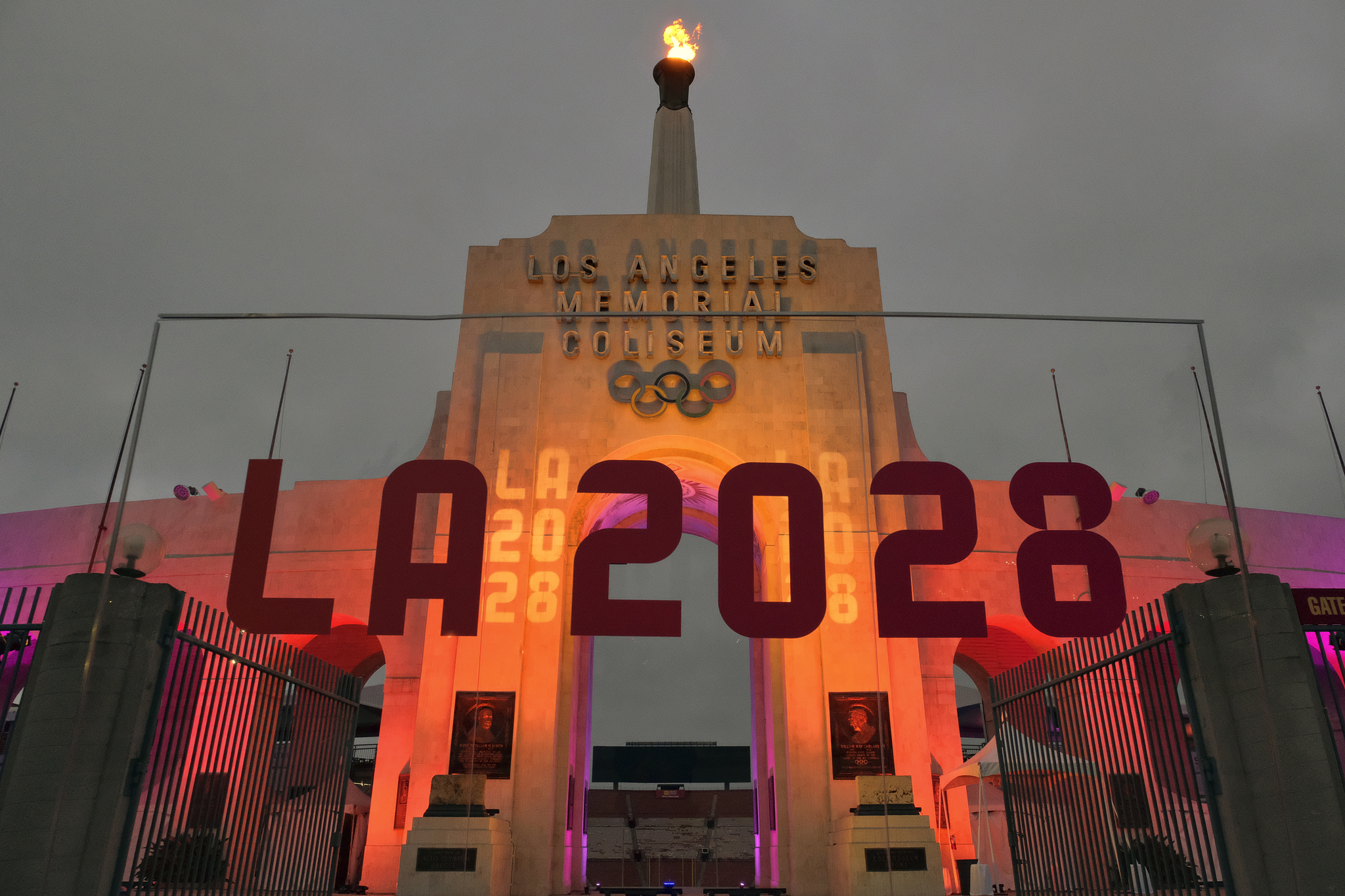 LA 메모리얼 콜로세움 앞에 설치된 2028 LA 올림픽 팻말. [AP=연합뉴스]