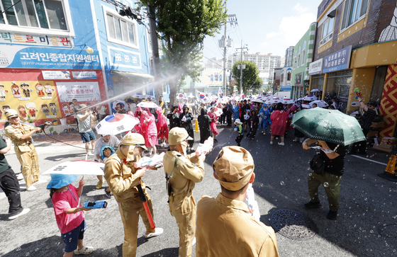 광복 80주년을 맞은 15일 광주광역시 광산구 월곡동 고려인마을에서 고려인과 주민, 학생 등 300여명이 참여한 봉오동 전투 재현 퍼포먼스가 진행되고 있다. [뉴스1]