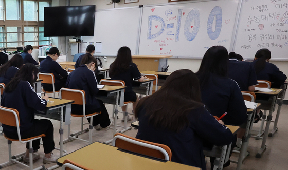 수능 D-100일을 하루 앞둔 지난 4일 부산시 한 고교의 고3 교실 전경. [중앙포토]