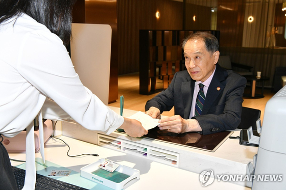  대한민국만세 80주년 적금 통장 받아드는 양준영 광복회 대전광역시지부장. 연합뉴스