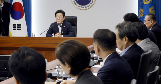이재명 대통령이 14일 오후 서울 용산 대통령실 청사에서 열린 제7차 수석·보좌관 회의에 참석해 모두발언을 하고 있다. [사진 대통령실사진기자단]