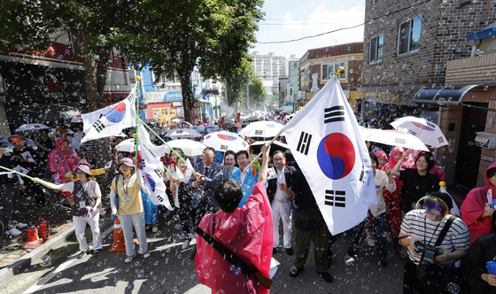 광복 80주년을 맞은 15일 광주광역시 광산구 월곡동 고려인마을에서 고려인과 주민, 학생 등 300여명이 참여한 봉오동 전투 재현 퍼포먼스가 진행되고 있다. [뉴스1]