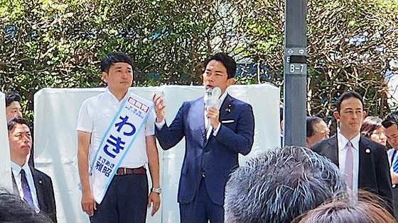 고이즈미 신지로 농림수산상이 지난 7월 요코하마에서 자민당 입후보자와 함께 나와 지원 유세를 하고 있다. 오누키 도모코 특파원