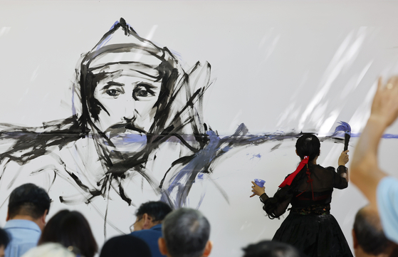 광복80주년인 15일 광주시 광산구 월곡동 '역사를 이어가는 고려인마을' 행사에서 성유진 작가거 홍범도 장군을 그리는 드로잉 퍼포먼스를 하고 있다. 뉴스1