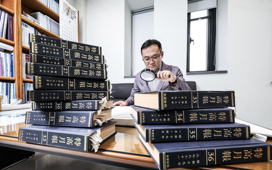 독립기념관 산하 독립운동가 자료발굴 TF팀의 정욱재 팀장이 11일 충북 천안시 독립기념관 사무실에서 일제 비밀경찰 조직인 특별고등경찰이 발간한 ‘특고월보’ 자료를 살펴보고 있다. 김성룡 기자.