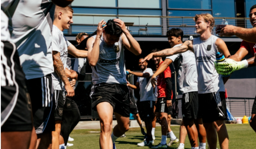 LAFC 동료들 환대 속에 신고식을 치른 손흥민. [사진 LAFC]