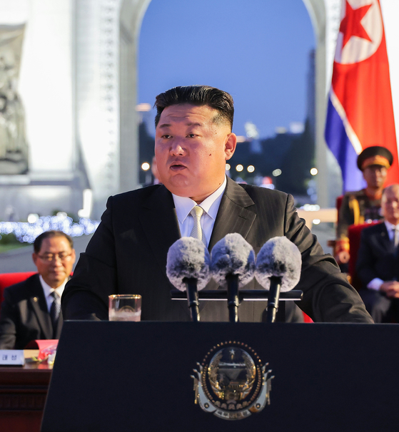 김정은 북한 국무위원장이 지난 14일 평양 개선문광장에서 열린 조국해방 80돌(주년) 경축대회에서 연설하는 모습. 노동신문, 뉴스1