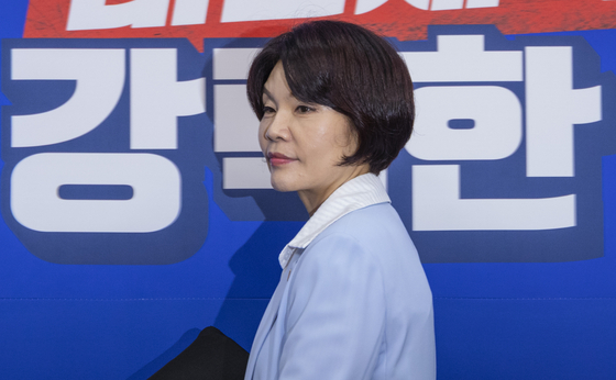 더불어민주당 한정애 정책위의장이 13일 국회에서 열린 최고위원회에 입장하고 있다. 연합뉴스