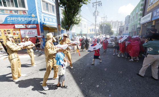 광복 80주년을 맞은 15일 광주광역시 광산구 월곡동 고려인마을에서 고려인과 주민, 학생 등 300여명이 참여한 봉오동 전투 재현 퍼포먼스가 진행되고 있다. [뉴스1]