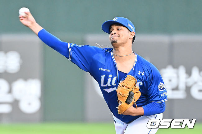 [OSEN=부산, 이석우 기자] 15일 부산 사직야구장에서 2025 신한 SOL 뱅크 KBO 리그 롯데 자이언츠와 삼성 라이온즈의 경기가 열렸다. 홈팀 롯데는 이민석이, 방문팀 삼성은 가라비토가 선발 출전했다.삼성 라이온즈 선발 투수 가라비토가 역투하고 있다. 2025.08.15 / foto0307@osen.co.kr