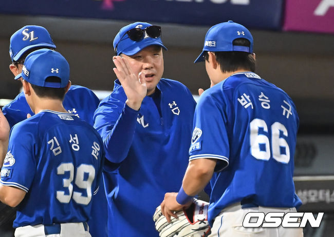 [OSEN=부산, 이석우 기자] 15일 부산 사직야구장에서 2025 신한 SOL 뱅크 KBO 리그 롯데 자이언츠와 삼성 라이온즈의 경기가 열렸다. 홈팀 롯데는 이민석이, 방문팀 삼성은 가라비토가 선발 출전했다.삼성 라이온즈 박진만 감독이 롯데 자이언츠에 10-4로 승리, 5연패에서 탈출하고 박승규와 기쁨을 나누고 있다. 2025.08.15 / foto0307@osen.co.kr