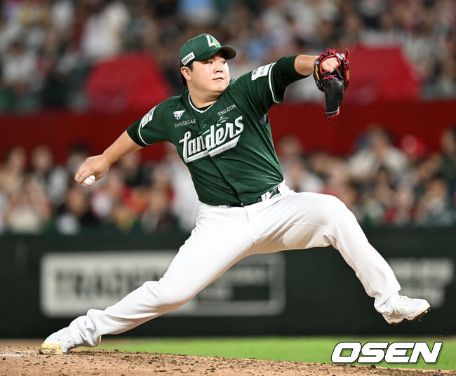 [OSEN=인천, 이대선 기자] 15일 오후 인천 SSG랜더스필드에서 2025 신한 SOL Bank KBO리그 SSG 랜더스와 LG 트윈스의 경기가 열렸다.SSG는 화이트, LG는 치리노스를 선발 투수로 내세웠다.8회초 무사에서 SSG 이로운이 역투하고 있다. 2025.08.15 /sunday@osen.co.kr