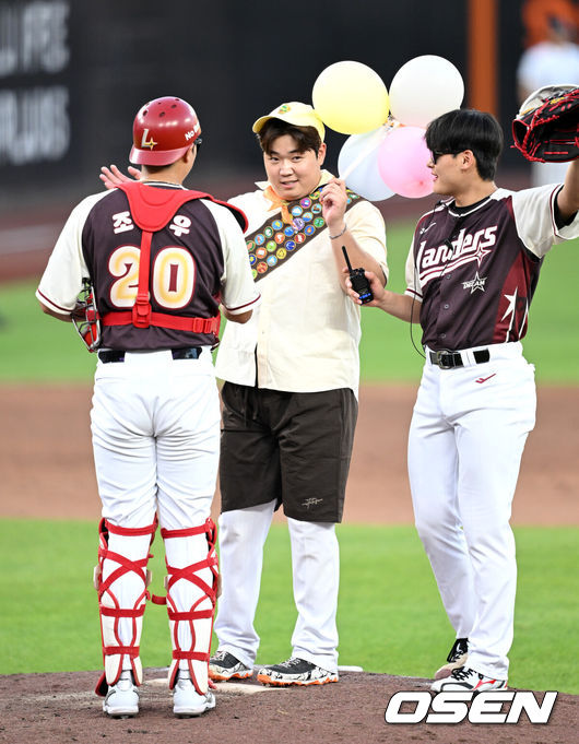 [OSEN=대전, 이대선 기자] 12일 오후 대전 한화생명볼파크에서 2025 신한 SOL뱅크 KBO 올스타전이 열렸다. 4회말 디즈니 '업'의 러셀 분장을 한 드림올스타 이로운이 마운드를 오르고 있다. 2025.07.12 / sunday@osen.co.kr