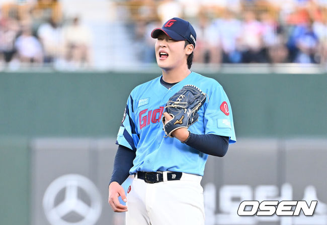 [OSEN=부산, 이석우 기자] 15일 부산 사직야구장에서 2025 신한 SOL 뱅크 KBO 리그 롯데 자이언츠와 삼성 라이온즈의 경기가 열렸다. 홈팀 롯데는 이민석이, 방문팀 삼성은 가라비토가 선발 출전했다.롯데 자이언츠 선발 투수 이민석이 1회초 무사 만루 삼성 라이온즈 디아즈에게 밀어내기 볼넷을 허용하고 아쉬워하고 있다. 2025.08.15 / foto0307@osen.co.kr