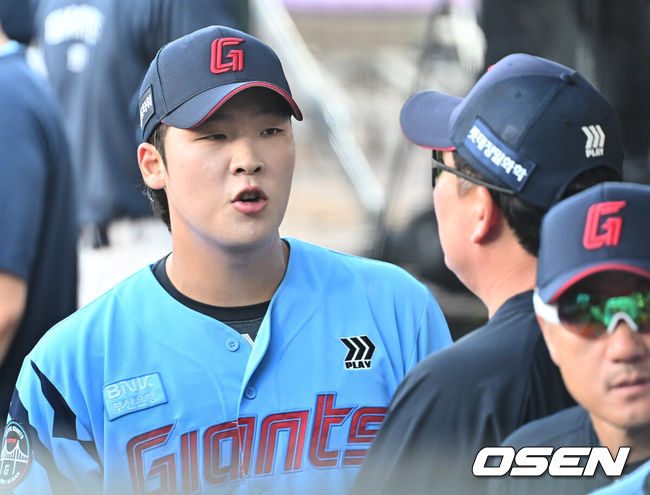 [OSEN=부산, 이석우 기자] 15일 부산 사직야구장에서 2025 신한 SOL 뱅크 KBO 리그 롯데 자이언츠와 삼성 라이온즈의 경기가 열렸다. 홈팀 롯데는 이민석이, 방문팀 삼성은 가라비토가 선발 출전했다.롯데 자이언츠 선발 투수 이민석이 1회초 3실점하고 주형광 코치와 얘기하고 있다. 2025.08.15 / foto0307@osen.co.kr