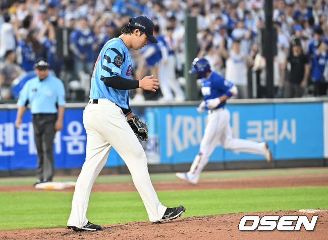 [OSEN=부산, 이석우 기자] 15일 부산 사직야구장에서 2025 신한 SOL 뱅크 KBO 리그 롯데 자이언츠와 삼성 라이온즈의 경기가 열렸다. 홈팀 롯데는 이민석이, 방문팀 삼성은 가라비토가 선발 출전했다.롯데 자이언츠 이민석이 4회초 삼성 라이온즈 이재현에게 우월 솔로 홈런을 맞고 고개를 떨구고 있다. 2025.08.15 / foto0307@osen.co.kr
