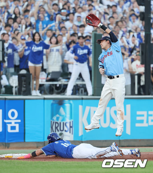 [OSEN=부산, 이석우 기자] 15일 부산 사직야구장에서 2025 신한 SOL 뱅크 KBO 리그 롯데 자이언츠와 삼성 라이온즈의 경기가 열렸다. 홈팀 롯데는 이민석이, 방문팀 삼성은 가라비토가 선발 출전했다.삼성 라이온즈 류지혁이 2회초 무사 1루 이재현 타석때 2루 도루를 시도해 포수 송구 실책에 3루 도루를 성공하고 있다. 류지혁은 중견수 송구 실책으로 득점에 성공했다. 2025.08.15 / foto0307@osen.co.kr
