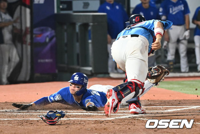 [OSEN=부산, 이석우 기자] 15일 부산 사직야구장에서 2025 신한 SOL 뱅크 KBO 리그 롯데 자이언츠와 삼성 라이온즈의 경기가 열렸다. 홈팀 롯데는 이민석이, 방문팀 삼성은 가라비토가 선발 출전했다.삼성 라이온즈 박승규가 6회초 무사 1,2루 구자욱의 1루 땅볼때 롯데 자이언츠 노진혁의 실책을 틈타 홈 쇄도 세이프되고 있다. 2025.08.15 / foto0307@osen.co.kr