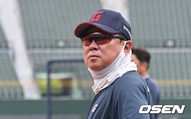 [OSEN=부산, 이석우 기자] 8일 부산 사직야구장에서 2025 신한 SOL 뱅크 KBO 리그 롯데 자이언츠와 SSG 랜더스의 경기가 열린다. 홈팀 롯데는 나균안이, 방문팀 SSG는 최민준이 선발 출전한다.롯데 자이언츠 김태형 감독이 훈련을 지켜보고 있다. 2025.08.08 / foto0307@osen.co.kr