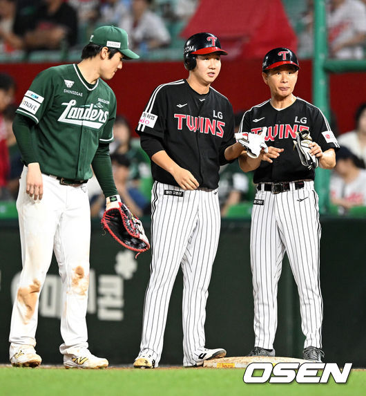 [OSEN=인천, 이대선 기자] 15일 오후 인천 SSG랜더스필드에서 2025 신한 SOL Bank KBO리그 SSG 랜더스와 LG 트윈스의 경기가 열렸다.SSG는 화이트, LG는 치리노스를 선발 투수로 내세웠다.9회초 2사에서 LG 유영찬이 볼넷으로 출루하고 있다. 2025.08.15 /sunday@osen.co.kr