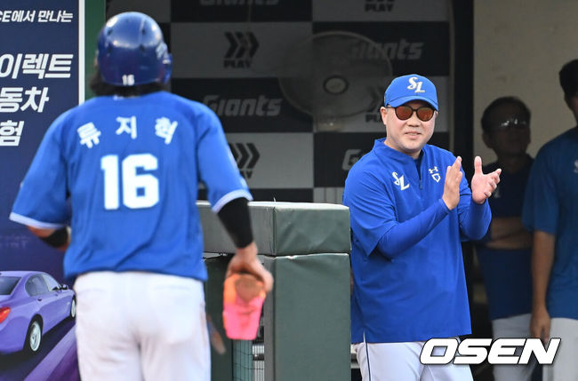 [OSEN=부산, 이석우 기자] 15일 부산 사직야구장에서 2025 신한 SOL 뱅크 KBO 리그 롯데 자이언츠와 삼성 라이온즈의 경기가 열렸다. 홈팀 롯데는 이민석이, 방문팀 삼성은 가라비토가 선발 출전했다.삼성 라이온즈 박진만 감독이 2회초 무사 1루 이재현 타석때 도루와 실책으로 득점을 올린 류지혁을 보며 박수치고 있다. 2025.08.15 / foto0307@osen.co.kr