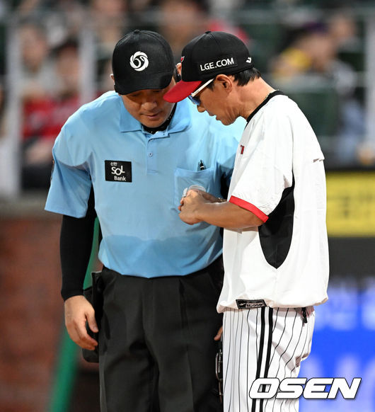 [OSEN=인천, 이대선 기자] 15일 오후 인천 SSG랜더스필드에서 2025 신한 SOL Bank KBO리그 SSG 랜더스와 LG 트윈스의 경기가 열렸다.SSG는 화이트, LG는 치리노스를 선발 투수로 내세웠다.6회초 무사 1,2루에서 LG 염경엽 감독이 심판진에게 SSG 화이트 이물질 사용 여부 확인을 요청하고 있다. 2025.08.15 /sunday@osen.co.kr