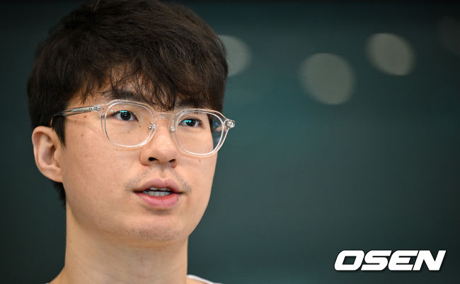 [OSEN=인천공항, 조은정 기자]한국 남자 농구 대표팀 이현중, 여준석, 박지훈이 2025 국제농구연맹(FIBA) 아시아컵을 마치고 16일 오후 인천공항을 통해 귀국했다.안준호 감독이 이끄는 한국 남자 농구 대표팀은 지난 14일 (한국시간) 사우디아라비아 제다의 킹 압둘라 스포츠 시티에서 열린 2025년 국제농구연맹(FIBA) 아시아컵 8강전에서중국에 71-79로 패하며 4강 진출에 실패했다.대표팀 이현중이 취재진과 인터뷰를 하고 있다. 2025.08.16 /cej@osen.co.kr