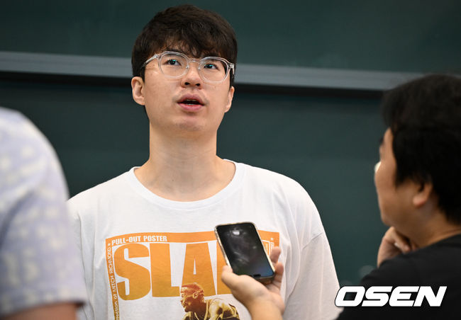[OSEN=인천공항, 조은정 기자]한국 남자 농구 대표팀 이현중, 여준석, 박지훈이 2025 국제농구연맹(FIBA) 아시아컵을 마치고 16일 오후 인천공항을 통해 귀국했다.안준호 감독이 이끄는 한국 남자 농구 대표팀은 지난 14일 (한국시간) 사우디아라비아 제다의 킹 압둘라 스포츠 시티에서 열린 2025년 국제농구연맹(FIBA) 아시아컵 8강전에서중국에 71-79로 패하며 4강 진출에 실패했다.대표팀 이현중이 취재진과 인터뷰를 하고 있다. 2025.08.16 /cej@osen.co.kr