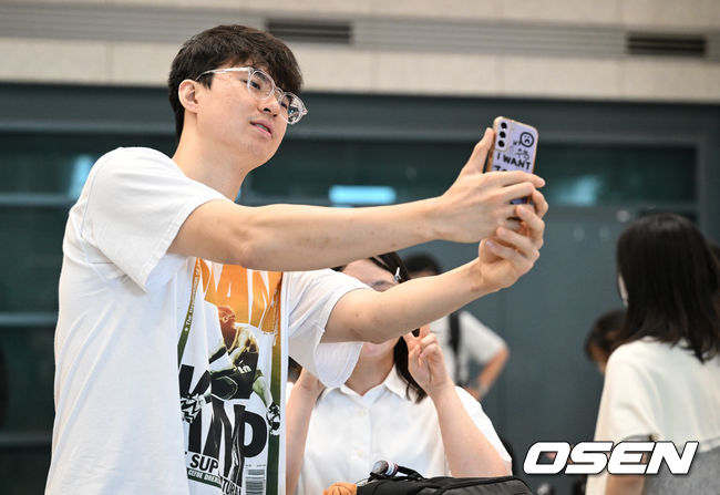 [OSEN=인천공항, 조은정 기자]한국 남자 농구 대표팀 이현중, 여준석, 박지훈이 2025 국제농구연맹(FIBA) 아시아컵을 마치고 16일 인천공항을 통해 귀국했다.안준호 감독이 이끄는 한국 남자 농구 대표팀은 지난 14일 (한국시간) 사우디아라비아 제다의 킹 압둘라 스포츠 시티에서 열린 2025년 국제농구연맹(FIBA) 아시아컵 8강전에서중국에 71-79로 패하며 4강 진출에 실패했다.대표팀 이현중이 팬과 기념촬영을 하고 있다. 2025.08.16 /cej@osen.co.kr