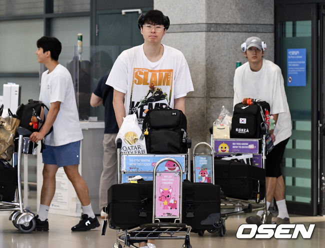 [OSEN=인천공항, 조은정 기자]한국 남자 농구 대표팀 이현중, 여준석, 박지훈이 2025 국제농구연맹(FIBA) 아시아컵을 마치고 16일 인천공항을 통해 귀국했다.안준호 감독이 이끄는 한국 남자 농구 대표팀은 지난 14일 (한국시간) 사우디아라비아 제다의 킹 압둘라 스포츠 시티에서 열린 2025년 국제농구연맹(FIBA) 아시아컵 8강전에서중국에 71-79로 패하며 4강 진출에 실패했다.이현중을 비롯하 농구 대표팀 박지훈, 여준석이 입국장을 나서고 있다. 2025.08.16 /cej@osen.co.kr