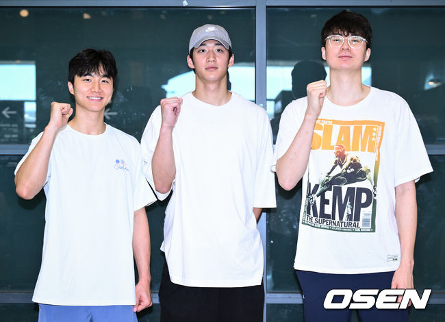 [OSEN=인천공항, 조은정 기자]한국 남자 농구 대표팀 이현중, 여준석, 박지훈이 2025 국제농구연맹(FIBA) 아시아컵을 마치고 16일 인천공항을 통해 귀국했다.안준호 감독이 이끄는 한국 남자 농구 대표팀은 지난 14일 (한국시간) 사우디아라비아 제다의 킹 압둘라 스포츠 시티에서 열린 2025년 국제농구연맹(FIFA) 아시아컵 8강전에서중국에 71-79로 패하며 4강 진출에 실패했다.농구 대표팀 박지훈, 여준석, 이현중이 입국장을 나선뒤 포즈를 취하고 있다.  2025.08.16 /cej@osen.co.kr