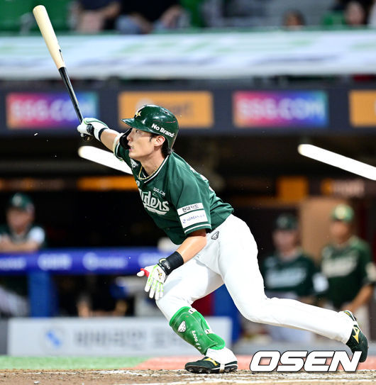 [OSEN=인천, 최규한 기자] 16일 인천 SSG랜더스필드에서 ‘2025 신한 SOL Bank KBO리그’ SSG 랜더스와 LG 트윈스의 경기가 열렸다.홈팀 SSG는 김건우, 방문팀 LG는 송승기를 선발로 내세웠다.6회말 2사 1루 상황 SSG 최지훈이 다시 앞서가는 1타점 적시타를 날리고 있다. 2025.08.16 / dreamer@osen.co.kr