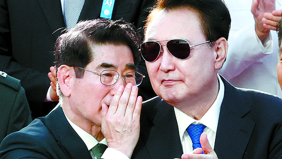 윤석열 전 대통령이 지난해 10월 1일 서울 광화문광장에서 열린 국군의날 기념 시가행진행사에서 김용현 당시 국방부 장관과 이야기하고 있다. 대통령실사진기자단